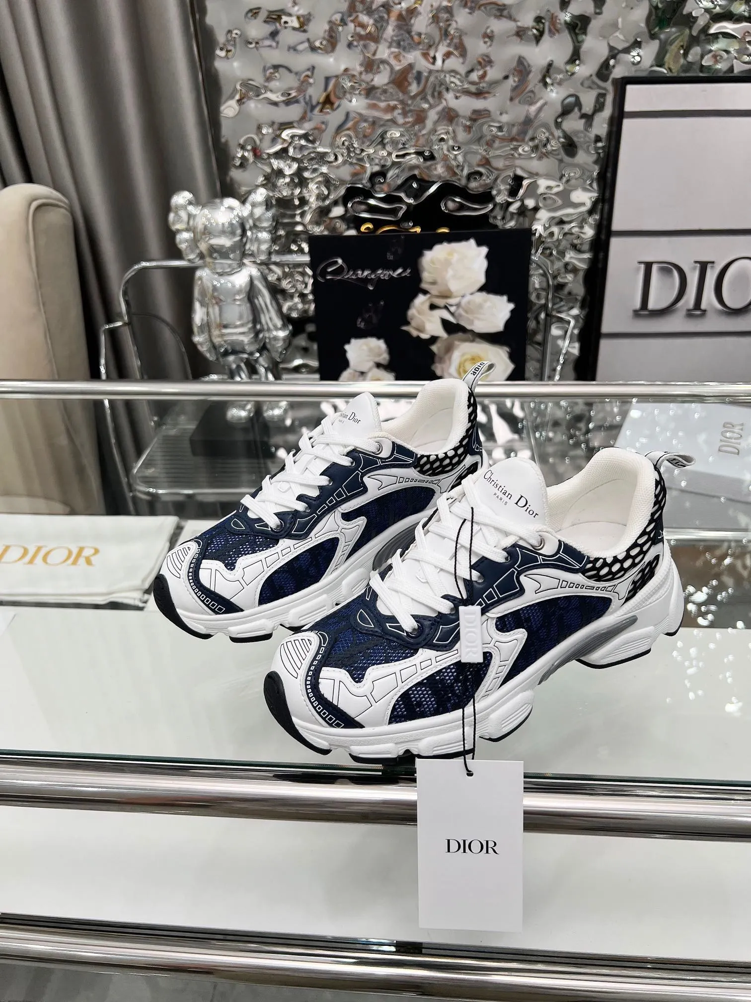 [Dior Dior] P: 580💰 ♺ Size: Female 35-41 Male 39-45 (Female 40.41 Male 45 custom-made) This Dior Chrono sneaker is a new product for the fall of 2024, reinterpreting running shoes in Dior's high-end style. White mesh fabric is paired with nude and silver-toned laminated leather-effect panels, and the CD logo on the sides, star patch on the tongue and Dior logo on the heel are many details to highlight the style. Featuring two-tone laces, a lightweight sole and star embellishments for a casual look all year round.